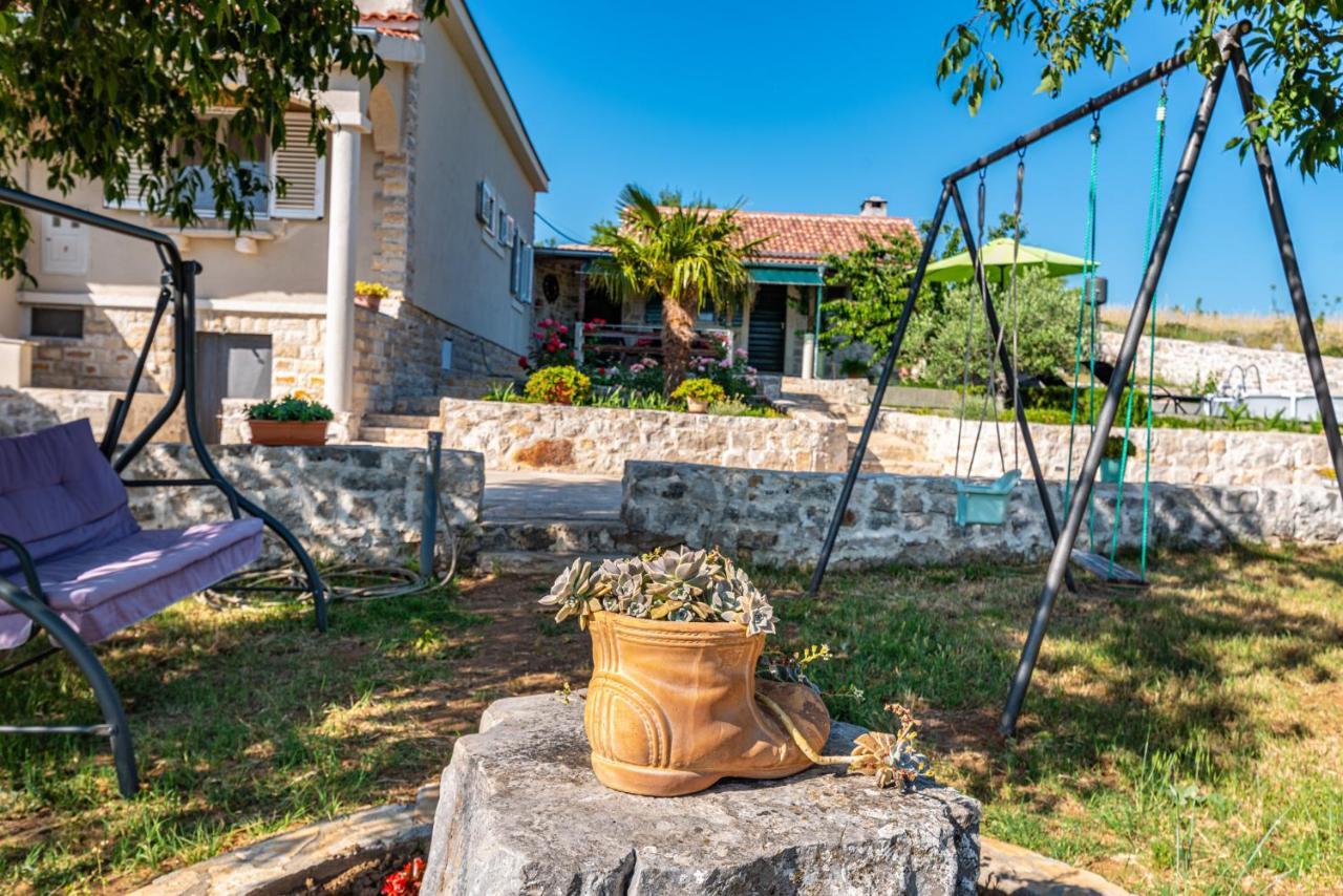 Holiday Home Ante With Beautiful Private Garden Nadin Экстерьер фото